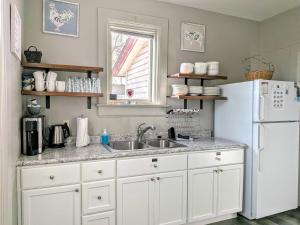 Η κουζίνα ή μικρή κουζίνα στο Sunny and Charming Room in the Heart of Grand Junction +14 φωτογραφίες