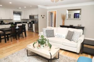 een woonkamer met een witte bank en een tafel bij Family Fun Vibe in Marietta