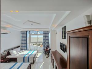 une chambre avec un lit et une grande fenêtre dans l'établissement Khu Nghỉ Dưỡng Đoàn 298 - Khách Sạn 3 Tầng, à Long Hải 47 autres photos