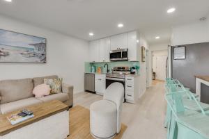 Una cocina y una sala de estar con un sofá y una mesa. en Pool Access! Oceanfront Hilton Head Island Condo, en Hilton Head Island