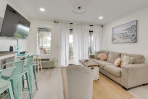 una sala de estar con un sofá y una mesa en Pool Access! Oceanfront Hilton Head Island Condo, en Hilton Head Island