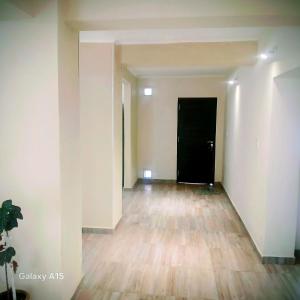 una stanza vuota con un corridoio con una porta nera di Doña Antonia a Albarellos