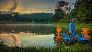 a blue boat sitting in the middle of a lake at Kerlingfornia Kiddo Kingdom in Kerling
