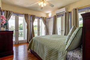 Giường trong phòng chung tại Walk to Beach! Key West Paradise with Ocean View +25 ảnh