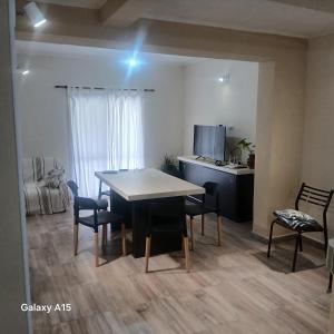 a living room with a table and chairs and a kitchen at Doña Antonia in Albarellos