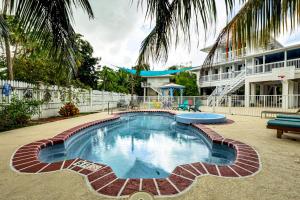 Hồ bơi trong/gần Walk to Beach! Key West Paradise with Ocean View