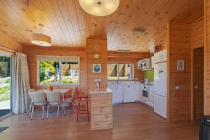 Kuchyň nebo kuchyňský kout v ubytování Innisfree Marahau Retreat + 32 fotografií