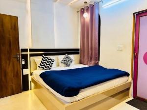Кровать или кровати в номере Hotel O Blooming Beds prime