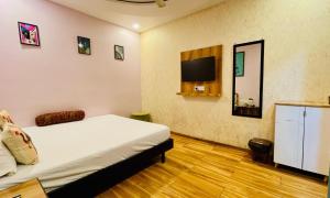 Кровать или кровати в номере Hotel O Blooming Beds prime