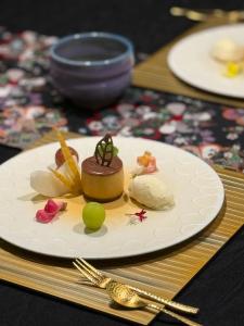 een bord met een dessert op een tafel bij オーベルジュ鈴鐘 in Koriyama