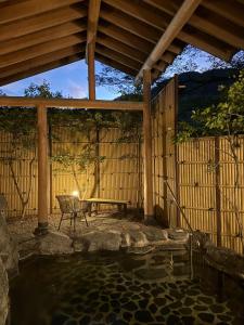 een patio met een tafel en een zwembad met water bij オーベルジュ鈴鐘 in Koriyama