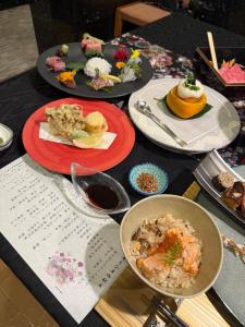 een tafel met borden en een kom eten bij オーベルジュ鈴鐘 in Koriyama