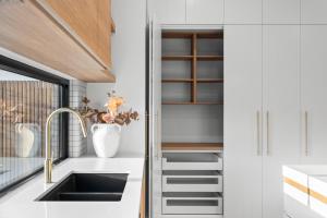 Η κουζίνα ή μικρή κουζίνα στο Grandview Luxe- Central Barwon Heads, Brand New, Sleeps 6, Aircon, Parking, WIFI, walk to beach and shops +6 φωτογραφίες