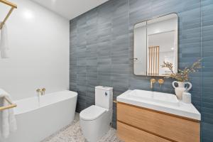 Ένα μπάνιο στο Grandview Luxe- Central Barwon Heads, Brand New, Sleeps 6, Aircon, Parking, WIFI, walk to beach and shops