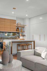 Η κουζίνα ή μικρή κουζίνα στο Grandview Luxe- Central Barwon Heads, Brand New, Sleeps 6, Aircon, Parking, WIFI, walk to beach and shops