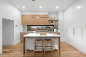 Η κουζίνα ή μικρή κουζίνα στο Grandview Luxe- Central Barwon Heads, Brand New, Sleeps 6, Aircon, Parking, WIFI, walk to beach and shops