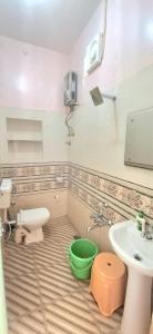 Et badeværelse på Prithvi Homestay Hampi