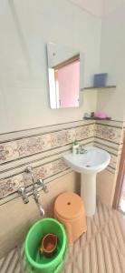 Et badeværelse på Prithvi Homestay Hampi + 12 billeder