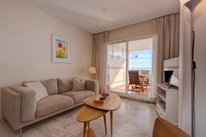 un soggiorno con un divano e un tavolo di Apartment Boulevard 302 a Estepona