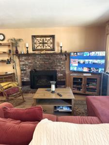 TV a/nebo společenská místnost v ubytování CYH0822 - Pinter Pines Retreat home