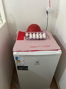 een speelgoedhonkbalpet bovenop een koelkast bij Stúdio Viajante in Barcarena