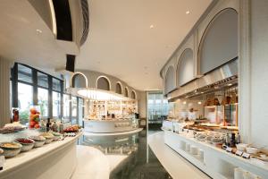 una gran panadería con una gran cantidad de comida expuesta en Vignette Collection Tiancheng Belmont Hotel Sanya by IHG, en Sanya
