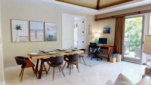 ワイコロアにあるSHADES OF SUMMER Private detached home close to pools and beachesのダイニングルーム(テーブル、椅子、デスク付)