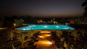 Bazén v ubytování Anavya Farm villa nebo v jeho okolí