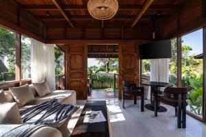 ein Wohnzimmer mit Sofa und Tisch in der Unterkunft The Mahaloka Uluwatu in Bingin Beach