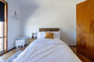 Postel nebo postele na pokoji v ubytování Room with King Single bed