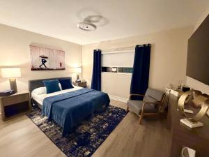 ein Schlafzimmer mit einem Bett und einem Stuhl darin in der Unterkunft Close to Wilton Manors in Fort Lauderdale