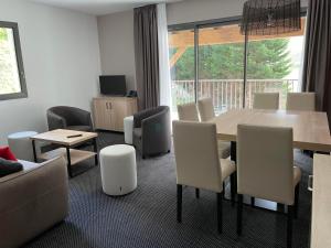 a conference room with a table and chairs at Gourette : Appartement 3 pièces, 8 pers, animaux admis - FR-1-860-6 in Gourette