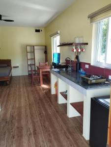 ボホールにあるDom's Oaseのキッチン(カウンタートップ付)