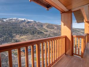 a balcony with a view of a mountain at Appartement rénové à Méribel, 3 chambres, accès skis, WIFI, parking - FR-1-688-99 in Mussillon