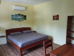 ボホールにあるDom's Oaseのベッドとテーブルのある寝室 +35枚の写真