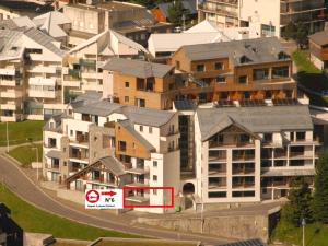 an overhead view of a city with apartment buildings at Appartement spacieux pour 8 personnes à Gourette avec piscine et animaux acceptés - FR-1-860-18 in Gourette
