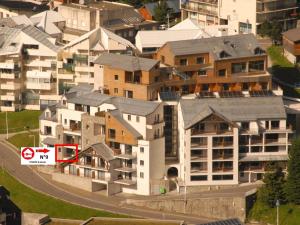 an aerial view of a building in a city at Charmant studio à Gourette avec piscine et animaux admis, pour 6 personnes - FR-1-860-26 in Gourette
