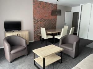 a room with a table and chairs and a television at Studio douillet à Gourette - 6 personnes, draps inclus, animaux admis - FR-1-860-29 in Gourette