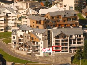 an overhead view of a city with apartment buildings at Gourette : Appartement 2 pièces, 6 pers, Animaux admis - FR-1-860-34 in Gourette