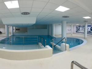 a large swimming pool in a building with a swimming pool at Studio 6 pers, piscine, animaux, Gourette - FR-1-860-37 in Gourette