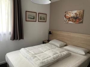 a bedroom with a large bed with white sheets at Gourette : Appartement 3 pièces 6 pers, balcon, animaux admis - FR-1-860-39 in Gourette +4 photos