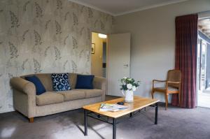 ニュープリマスにあるRelax on Richmond - modern beachside house retreatのソファとコーヒーテーブルのあるリビングルーム +13枚の写真