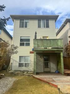 una casa con un ponte con una statua sopra di Cozy home a Calgary