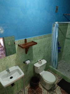 a bathroom with a toilet and a sink at Hospedaje doña Gladys in Flores