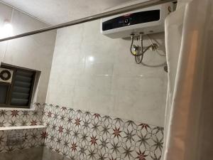 Ένα μπάνιο στο Family Friendly Studio Apartment -3
