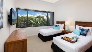 Ένα ή περισσότερα κρεβάτια σε δωμάτιο στο OCEAN POINT Elegant 2BR Mauna Lani Point Home with Golf View