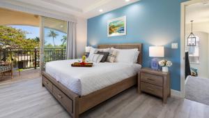 Un dormitorio con una cama y un balcón. en Makai Living Fresh 2BR Fairways Home Near Rec Center, en Waikoloa 47 fotos más
