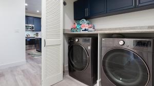 un lavadero con lavadora y secadora en Makai Living Fresh 2BR Fairways Home Near Rec Center, en Waikoloa