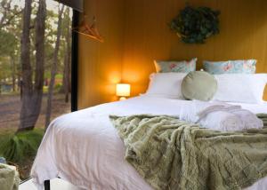 Postel nebo postele na pokoji v ubytování Gumtree Hideaway by Tiny Away + 15 fotografií