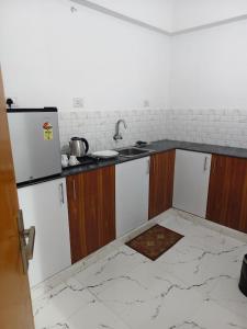 Una cocina o kitchenette en Darshanam Inn